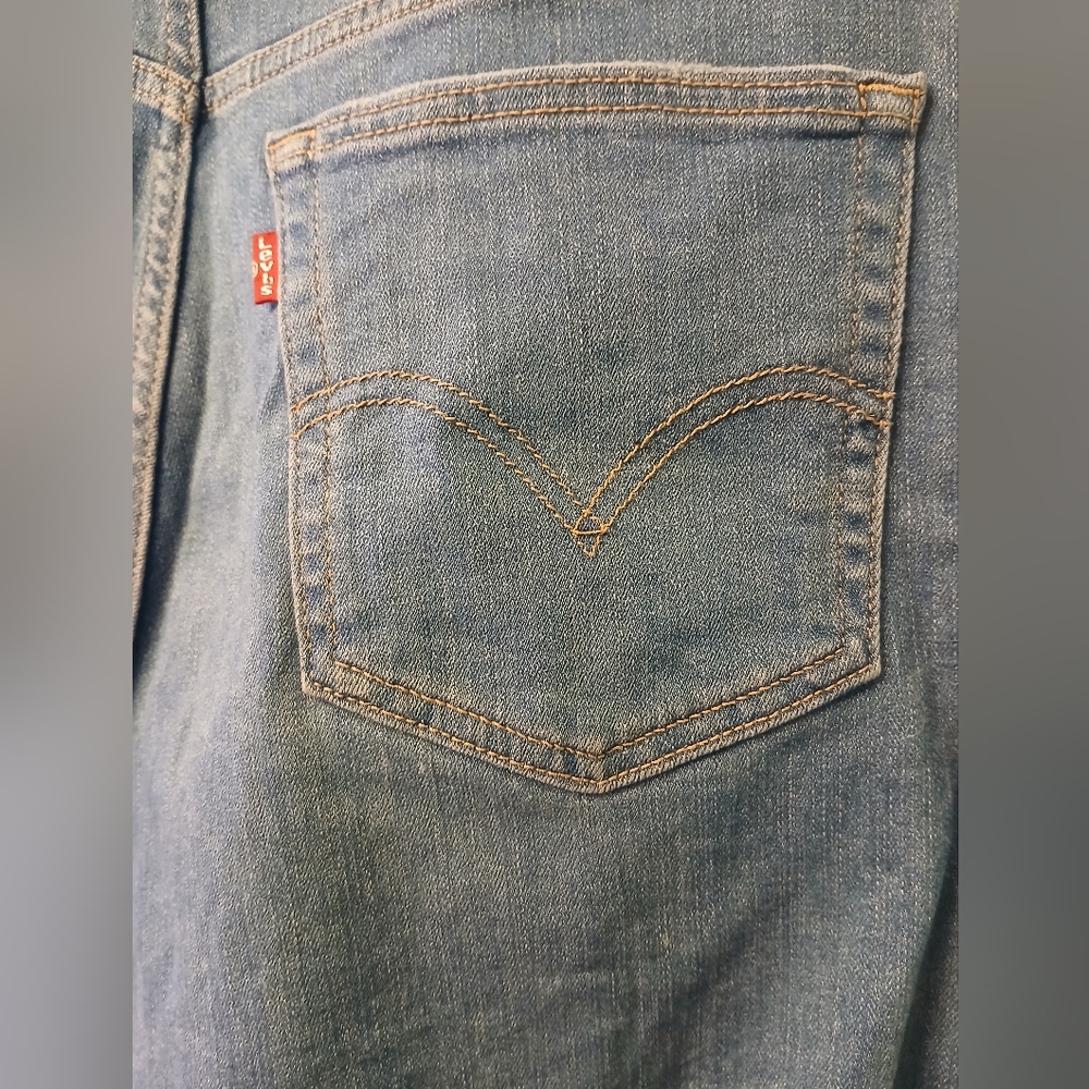 Women's Levis Distressed Denim Shorts. Sz. 33 - Picture 3 of 7